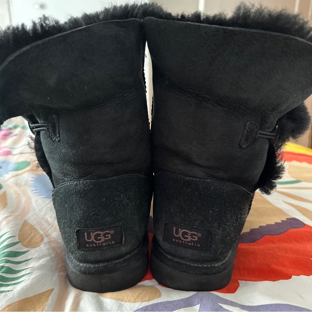 UGG Bailey Button II BLACK SUEDE/SHEEPSKIN Classic Boots SHEARLING BOOTIES Sz 9